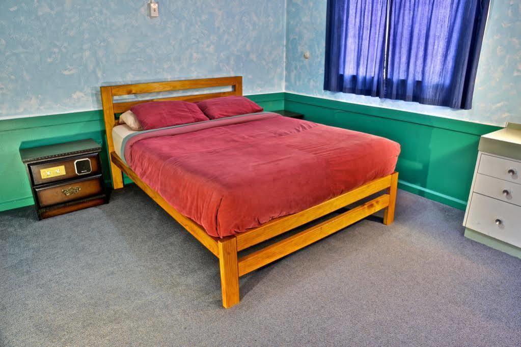 The Duke Hostel Greymouth Eksteriør bilde A bed